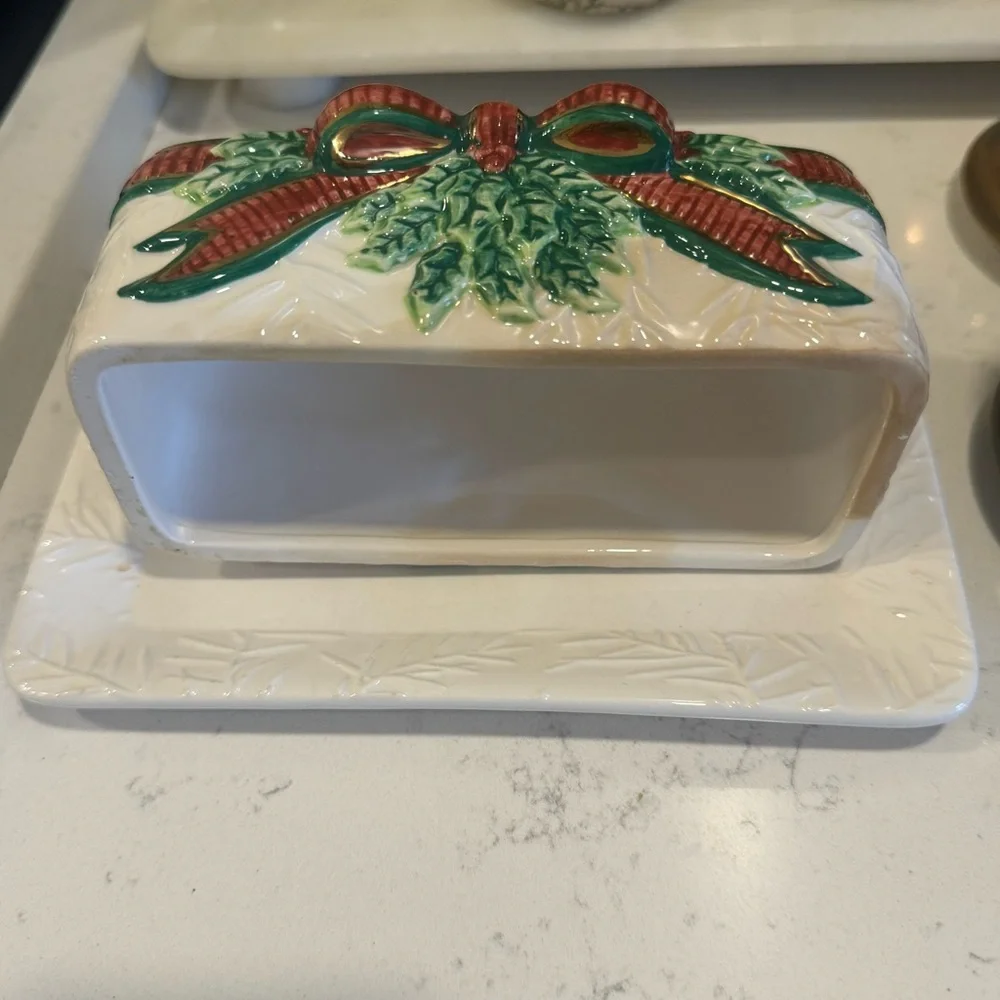 Deck the Holly by INSPIRADO DESIGNS 1/4 Lb Covered Butter Dish
